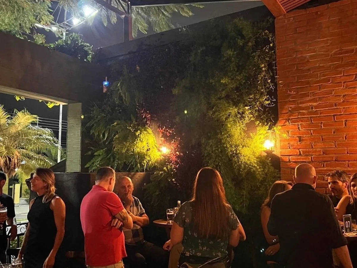 Área externa do The Tree Pub à noite, projeto da Híbrida Arquitetura